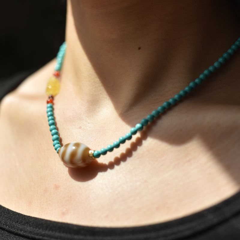 Magnesite and tiger's tooth and sky pearl ladies' collarbone chain - view 3