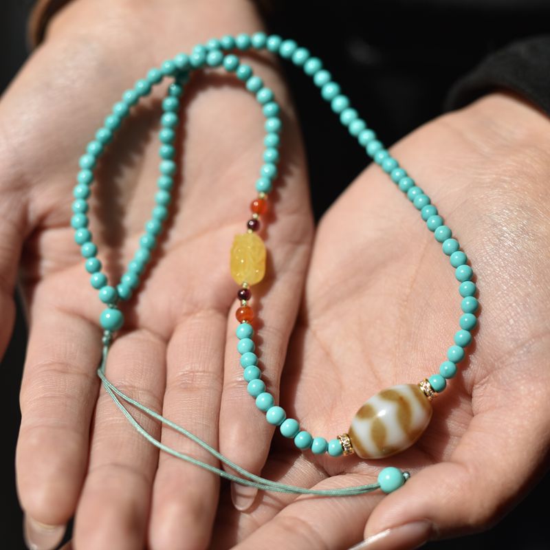 Magnesite and tiger's tooth and sky pearl ladies' collarbone chain - view 4
