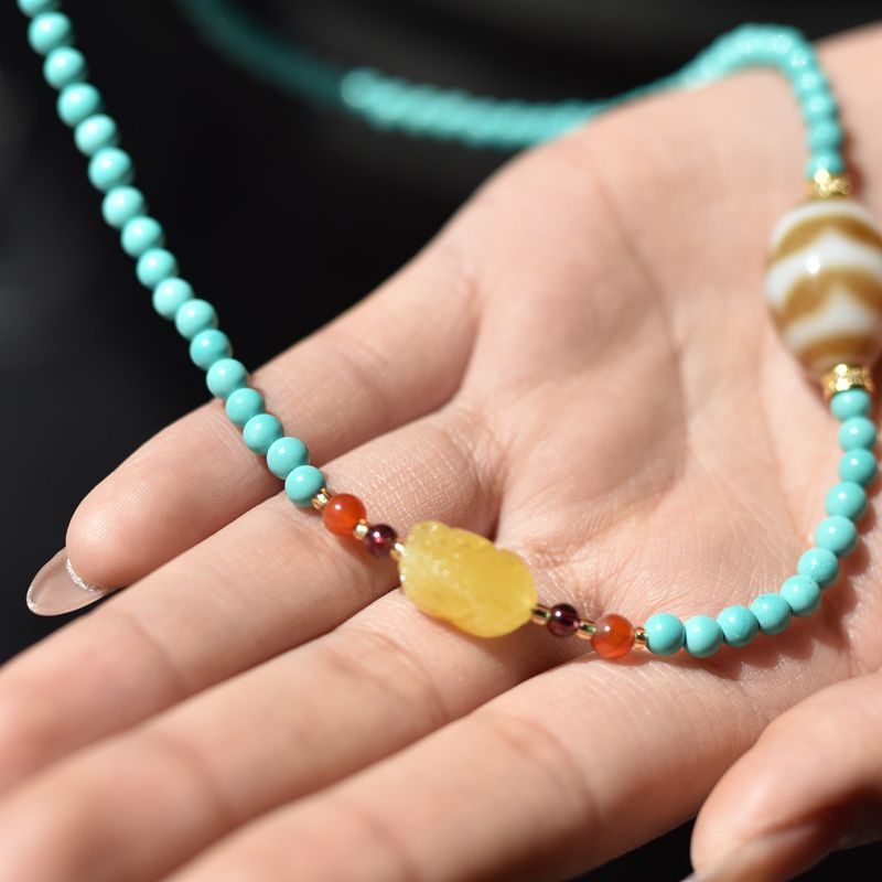Magnesite and tiger's tooth and sky pearl ladies' collarbone chain - view 2