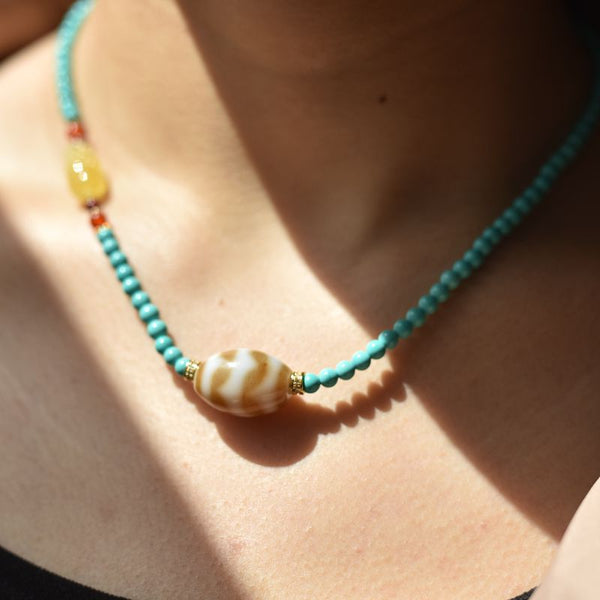 Magnesite and tiger's tooth and sky pearl ladies' collarbone chain